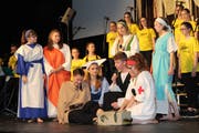 Im Musical «40 Jahre Wüeschti» wirken die 70 Jugendlichen des Adonia-Teens-Chor als Schauspieler und Sänger mit. (Bild: Manuela Olgiati)