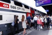 Rund 65 Prozent der Zugerinnen und Zuger pendelt regelmässig für Arbeit oder Ausbildung. (Bild: Werner Schelbert (Zug, 10. Juli 2017))