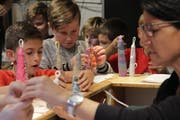 Mit vollem Einsatz dabei: Fünftklässler aus Rorschacherberg verzieren ihre selbstgemachten Kerzen. (Bild: Noah Salvetti)