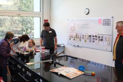 Zu Besuch in der Küche, wo eine Mitarbeiterin einzeln gefördert wird und zusammen mit der Betreuerin Zitronen-Muffins backt.