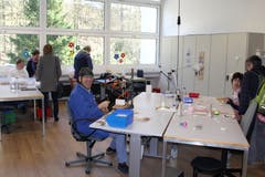 Die Mitarbeiterinnen und Mitarbeiter sind währenddessen fleissig bei der Arbeit.