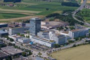 Blick auf das Areal von Roche Diagnostics in Rotkreuz. Wie bereits im Vorjahr beschäftigt die Tochter des Pharmakonzerns Hoffmann-La Roche auch 2018 die meisten Personen im Kanton Zug. (Bild: Stefan Kaiser))