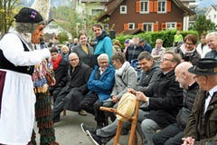 Pfarrer und Ehrenprediger Thomas Meli darf den traditionellen Alpkäse entgegen nehmen.