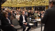 Am gut besuchten Unternehmer-Apéro auf hoher See: In der ersten Reihe hören Regierungspräsidentin Cornelia Komposch und Steckborns Stadtrat Jonas Füllemann dem Immobilienmann Werner Fleischmann zu. (Bild: Margrith Pfister-Kübler)