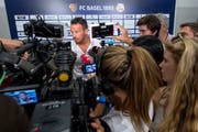 Der Andrang wird immer grösser: Marco Streller, Sportchef des FC Basel, stellt sich den Medien. (Bild: Urs Lindt/Freshfocus (Basel, 2. August 2018))