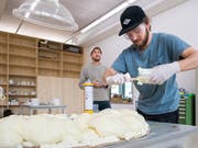 Film-Studierende Arbeiten in der Werkhalle an einem Set aus dem Kunststoff «Polyurethan». (Bild: Eveline Beerkircher, 7. November 2019, Kunsthochschule Luzern)