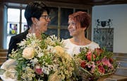 Adieu gesagt haben auch Frau Landammann Yvonne von Deschwanden (links) und die aktuelle Landratspräsidentin Michèle Blöchliger (SVP), hier bei deren Wahl - Blöchliger wird ab Juli neu Regierungsrätin. (Bild Corinne Glanzmann (Stans, 28. Juni 2017))