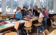 Nach den Sommerferien haben diese Kinder eine neue Lehrerin. Irène Röthlisberger (Mitte) geht in Pension. Bild: Nadia Schärli (7. März 2018)