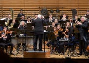 Das Orchester der Lucerne Festival Academy unter dem Dirigenten George Benjamin mit dem Solisten Reinhard Friedrich (Trompete). Bild Lucerne Festival/ Priska Ketterer)