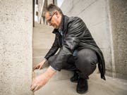 Urs Hähni, Fachberater Hindernisfreies Bauen bei Pro Infirmis, vermisst die Treppenstufe. (Bild: Reto Martin)