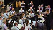 Die Musikgesellschaft Aadorf spielt unter der Leitung von Tina Egger. (Bild: Christoph Heer)