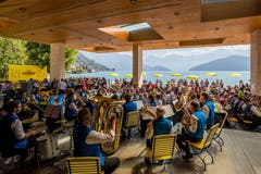 Beim Pavillon am See gibt die Blaskapelle Albatros ein Ständchen. (Bild: Philipp Schmidli (Weggis, 8. September 2018))