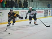 Wils Noah Isler (weiss-grünes Trikot) kämpft gegen Wetzikon-Spieler Gianni Brandi um den Puck. (Bild: Tim Frei)