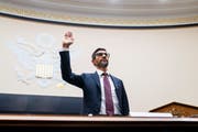 Google-CEO Sundar Pichai wird vor seiner Anhörung im Parlament in Washington eingeschworen. Bild: Jim Lo Scalzo/EPA (11. Dezember 2018)
