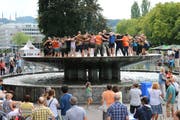 Tradition vieler Luzerner Pfadi-Gruppen nach der Heimkehr aus dem Sommerlager: das laut-spritzige Abschlussritual auf dem Wagenbachbrunnen am Europaplatz in Luzern. Hier die Pfadi Schirmerturm aus Luzern im Sommer 2017. (Bild: Robert Bachmann)