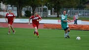 Eine Szene aus dem Fussballmatch von vergangenem Freitag: FDP-Gemeinderat Claudio Bernold (grünweiss) am Ball. (Bild: Mathias Frei)