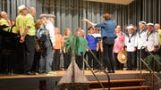 Für ein Lied standen der Damenchor und der Männerchor gemeinsam auf der Bühne. (Bild: Monika Wick)