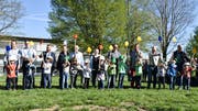 Vertreter der Gemeinde, Schule, Baukommission, der Architekturbüros RWPA und Robauen sowie der Bauunternehmen Frei und Partner AG und Vetter AG posieren beim Spatenstich mit Schulkindern.