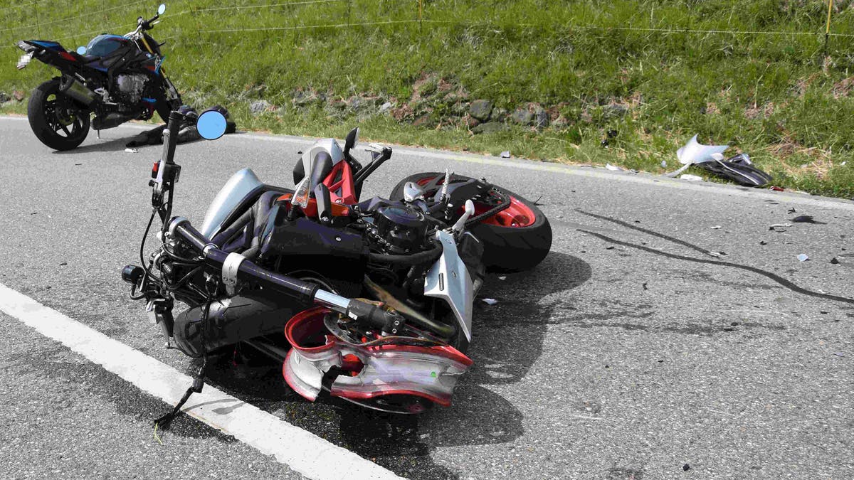 Er sucht sie zum motorradfahren