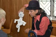 Peter Kramer knüpft Ballontiere für die Kinder. (Bild: Susanna Ribi)