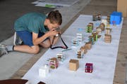 Das muss festgehalten werden: Die Kinder haben auf Grundstücken der Säntisstrasse Modellhäuser gebaut. (Bilder: Gianni Amstutz)
