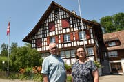 Gemeindepräsident Stephan Tobler und Gemeinderätin Verena Marti vor dem Kinderhuus. (Bild: Markus Schoch)