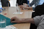 Der Besuch in einer Gesprächsgruppe braucht oft Überwindung, da man viel von sich preisgibt und auch Schwächen im Umgang mit dieser speziellen Situation einräumen muss. Für die Teilnehmenden kann der Austausch mit Menschen, die ihr Schicksal teilen, bisweilen jedoch sehr hilfreich sein. (Bild: Urs M. Hemm)