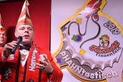 Murganesen-Präsident Ivan Gubler und die Plakette für die Frauenfelder Fasnacht 2019. (Bild: Mathias Frei)