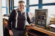 Dani Kirchmeier in der Werkstatt seiner Schaltanlagen AG in Aufhofen. (Bild: Samuel Koch)