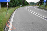 Hätte ohne weiteres schlimmer ausgehen können: Auf der Autobahnausfahrt nach Abtwil geriet der eingenickte Lenker mit seinem Auto von der Fahrbahn, rammte ein Verkehrssignal und landete im begrünten Strassengraben. (Bild: Kantonspolizei St.Gallen - 20. Juni 2019)