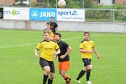 Die gelben Kirchberger wirken zurzeit ziemlich orientierungslos und müssen öfters Ausschau nach dem Ball halten als ihnen lieb ist. (Bild: Beat Lanzendorfer)