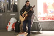 Rollenwechsel: FDP-Politiker Remo Daguati für einmal am Donnerstagabend als Strassenmusikant in der Marktgasse. (Bilder: Reto Voneschen - 14. November 2019)