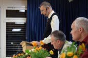 Gemeindepräsident Ivan Knobel (stehend) konnte an der Gemeindeversammlung positive Zahlen präsentieren. (Bild: Gianni Amstutz)