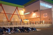 Muslimische Sodastream-Mitarbeiter beim Abendgebet vor der Produktionshalle. (Bild: Jim Hollander/EPA/Keystone, Rahat, 13. Juni 2018)