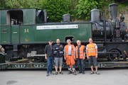 Einige Mitglieder des Dampfloki-Vereins Appenzeller Bahnen posieren noch ein letztes Mal mit der Lok Madlaina, in die sie unzählige Arbeitsstunden investiert haben. (Bild: Karin Erni)