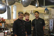 Das Ehepaar Elmo Perera und Maria-Anna Perera-Moog mit Sohn Roshan Perera. (Bild: David Grob)