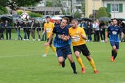 Der entscheidende Kampf um den Aufstieg in die 3. Liga zwischen Wattwil Bunt 2a (in Gelb) und Ebnat-Kappel war lange Zeit umstritten. Letztendlich profitierten die Obertoggenburger von zu vielen Fehlern des Heimteams in der Defensive. (Bild: Beat Lanzendorfer)
