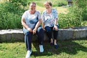 Sie sind seit dem 1. Juni für die Führung im Sonnegrund, Haus für Betagte, zuständig. Rechts Betriebsleiterin Martha Storchenegger. Links Daniela Mauron, Leiterin Betreuung und Pflege. (Bild: Beat Lanzendorfer)