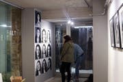 Die Schüler der Klasse 4G der Kanti Wattwil haben ihre Werke bereits in der Galerie Zeitfalten in Uznach aufgehängt. Die Vernissage findet am Freitag statt. (Bild: PD)
