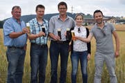 Stossen auf die Zukunft des Wiler Bieres an: von links die Landwirte Erwin und Marcel Rickenmann, Whiskybrenner Bruno Eschmann, Sonnenbräu-Geschäftsführerin Claudia Graf und Idée-Wil-Präsident Simon Lumpert. (Bild: Gianni Amstutz)