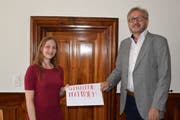 Mara Stolz überreicht Stadtschreiber Hansjörg Baumberger ihren Partizipationsvorstoss. Bild: Gianni Amstutz