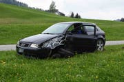 So sah das Auto des Unfallverursachers nach dem Unfall aus. (Bild: Kapo)
