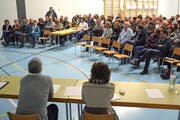 Grosser Andrang in der Turnhalle Märwil. Der Infoanlass über die Raumplanung der Schule stösst auf grosses Interesse. (Bild: Monika Wick)