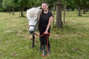Die Schülerin Daniela Spothelfer mit dem Islandpferd Plati. (Bild: PD)