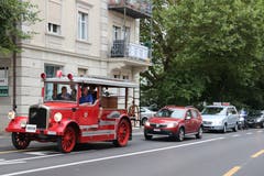 Hinter dem motorisierten Feuerwehr-Veteranen staut sich der moderne Autoverkehr. Was die meisten Betroffenen für einmal wegen des Nostalgie-Vehikels mit Humor nahmen. (Bild: Reto Voneschen)