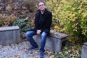 Schlagzeuger, Musiklehrer, Bandcoach und nun Dirigent: Der 34-jährige Johannes Schubert ist vielseitig begabt. (Bild: Miranda Diggelmann)