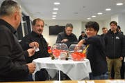 Die Herisauer Gemeinderätin Irene Hagmann lost die Partien der dritten Vorrunde des Schweizer Cups 2020/21 aus. (Bild: Mea McGhee)