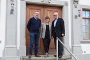 Thomas Fischer, der abtretende Präsident, Museumsleiterin Yvonne Istas und der neue Präsident Adrian H. Müller vor der Rosenegg. (Bild: PD)
