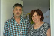 Sepp und Margrit Rutz kennen die Geschichte des Weilers Tannen. (Bild: Beat Lanzendorfer)