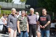 Susanne Dschulnigg, Silvia Napo, Pfarrer Damian Brot und Arman Koktemir feiern zusammen das Jubiläum. (Bild: Judith Schuck)